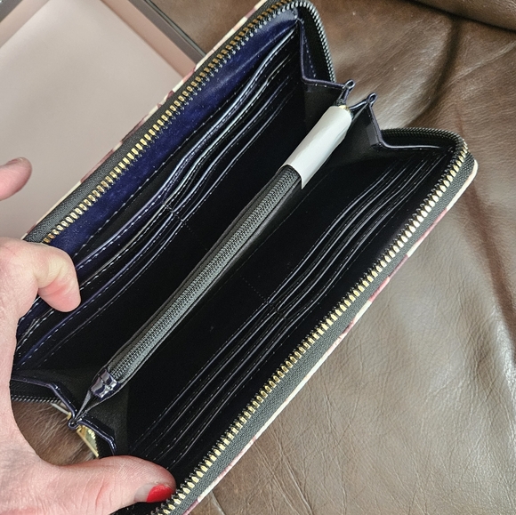 NWT Betsy Johnson long zip around wallet, rose print, cream and mauve - Picture 4 of 8